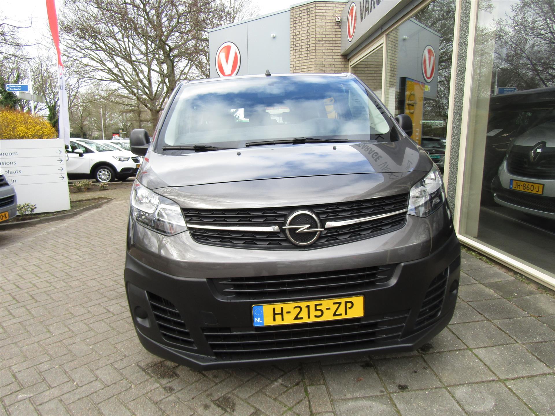 37609100-2.jpg