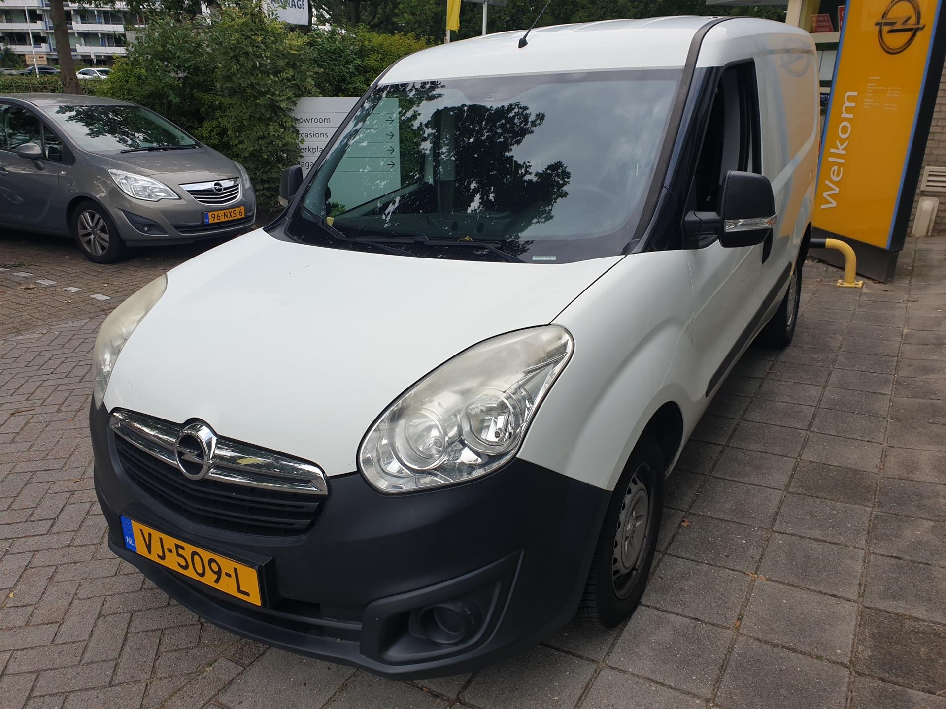 48639537-4.jpg